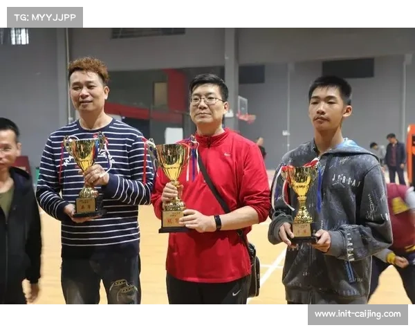 酒店大厅胶布贴球场，男篮教练组创新方式演练决赛战术